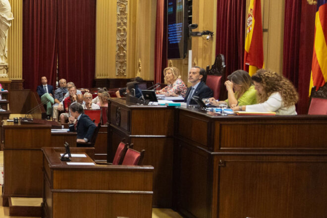 Le Senne, encausat per haver estripat una foto d’Aurora Picornell al parlament de les Illes