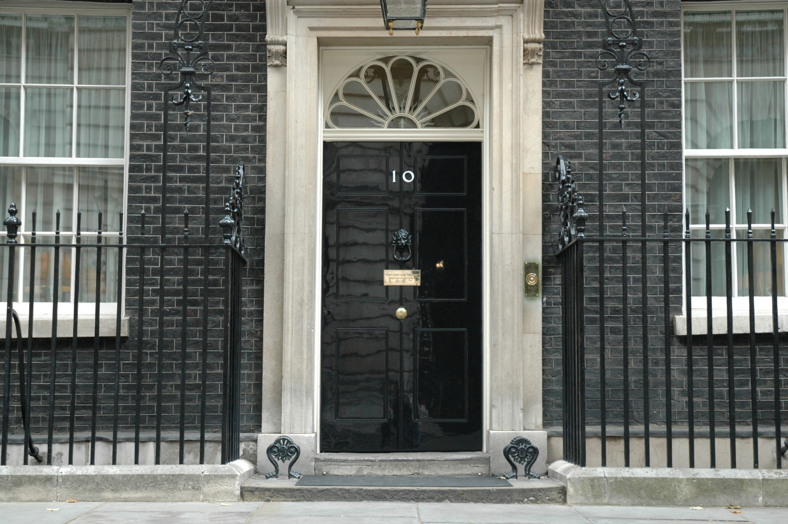 Entrada del número 10 de Downing Street, la residència oficial del primer ministre britànic (fotografia: Numner 10/Flickr)