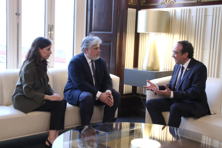 Mònica Sales i Albert Batet, de Junts, amb el president del parlament, Josep Rull (Fotografia: ACN)