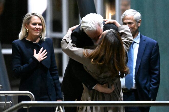Stella Assange, després del retorn del seu marit a Austràlia: “En Julian no hauria d’haver passat ni un dia a la presó”