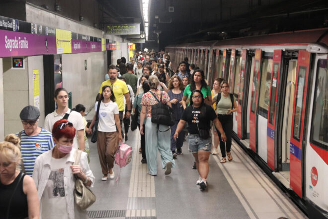 Sense servei a la L2 del metro de Barcelona entre les estacions de la Sagrada Família i la Pau