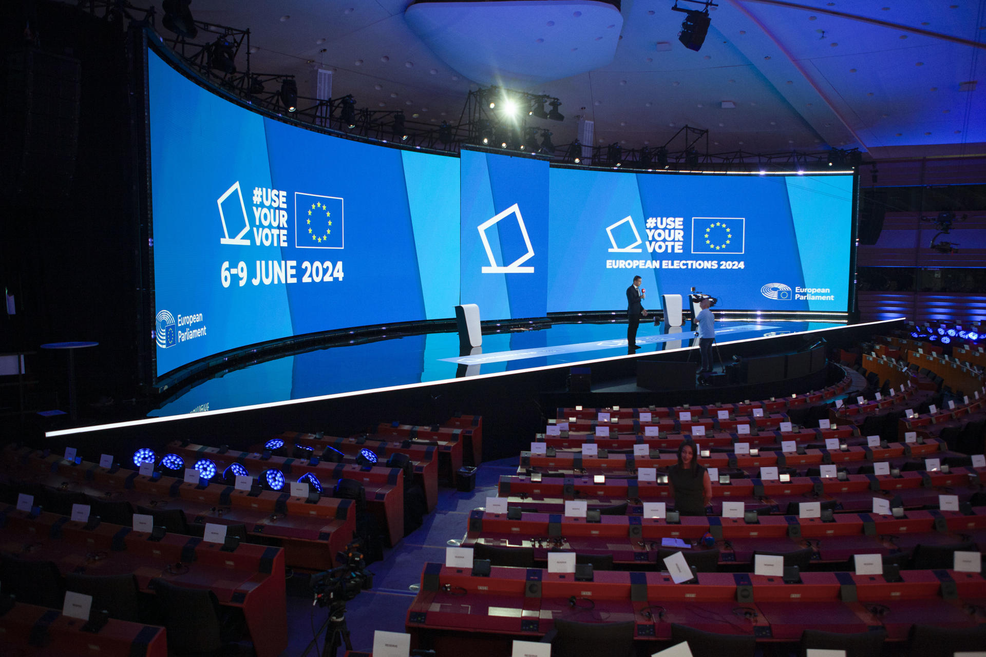 L'hemicicle del Parlament Europeu ja s'ha transformat en una gran sala de premsa per seguir els resultats d'aquesta nit.