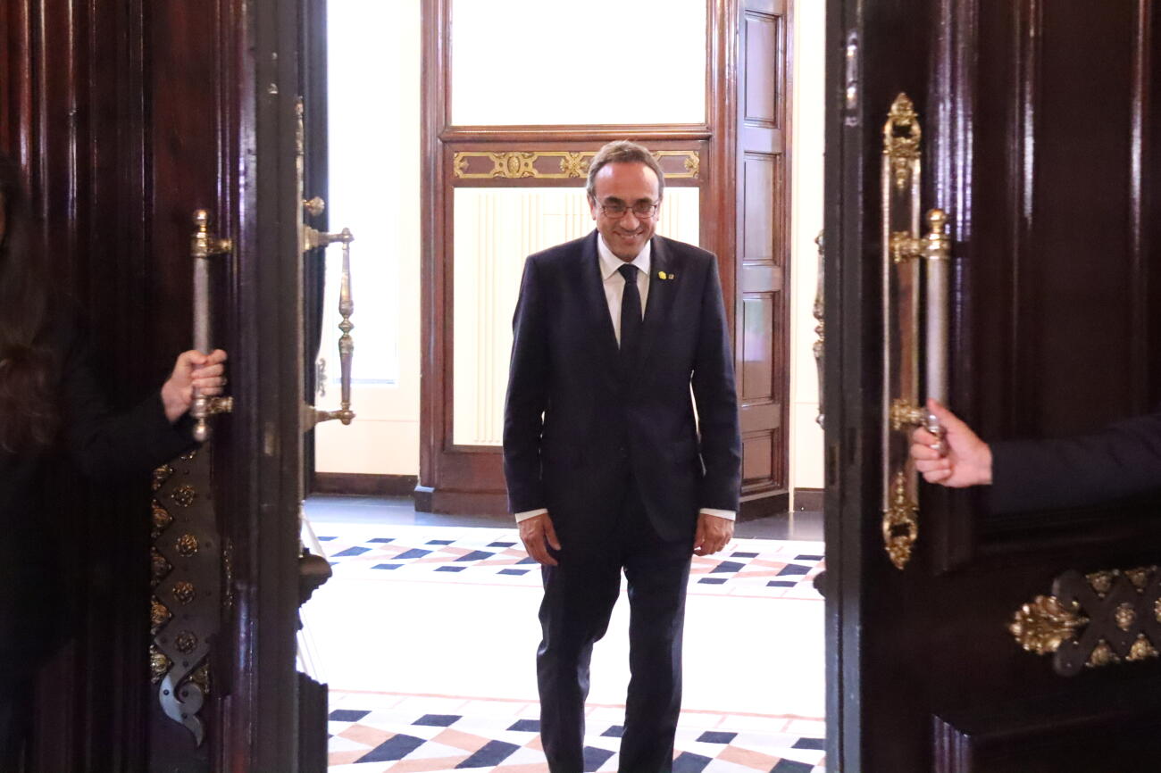 El president del Parlament de Catalunya, Josep Rull, sortint del despatx d'audiències (Fotografia: ACN)