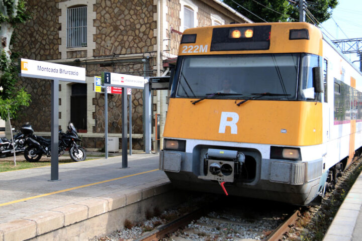 Un tren de l'R3 de Rodalies a Montcada Bifurcació.