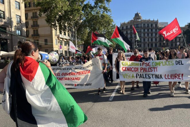 Centenars de persones protesten pel centre de Barcelona pel desallotjament de l’acampada pro-Palestina