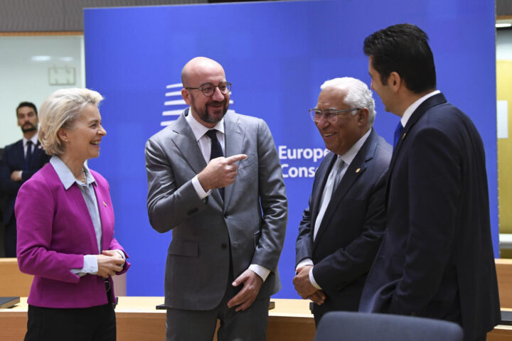 Ursula Von der Leyen, Charles Michel, António Costa i Kiril Petkov en un Consell Europeu.
