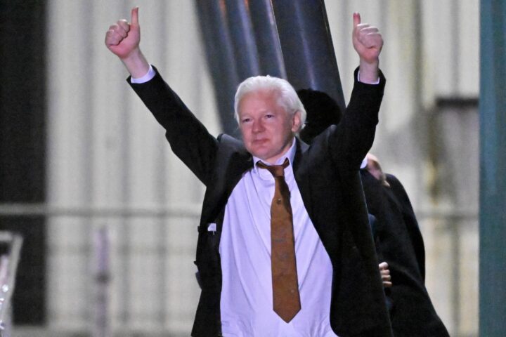 Julian Assange, ahir en arribar a Austràlia, ja com a home lliure (fotografia: Mick Tsikas).
