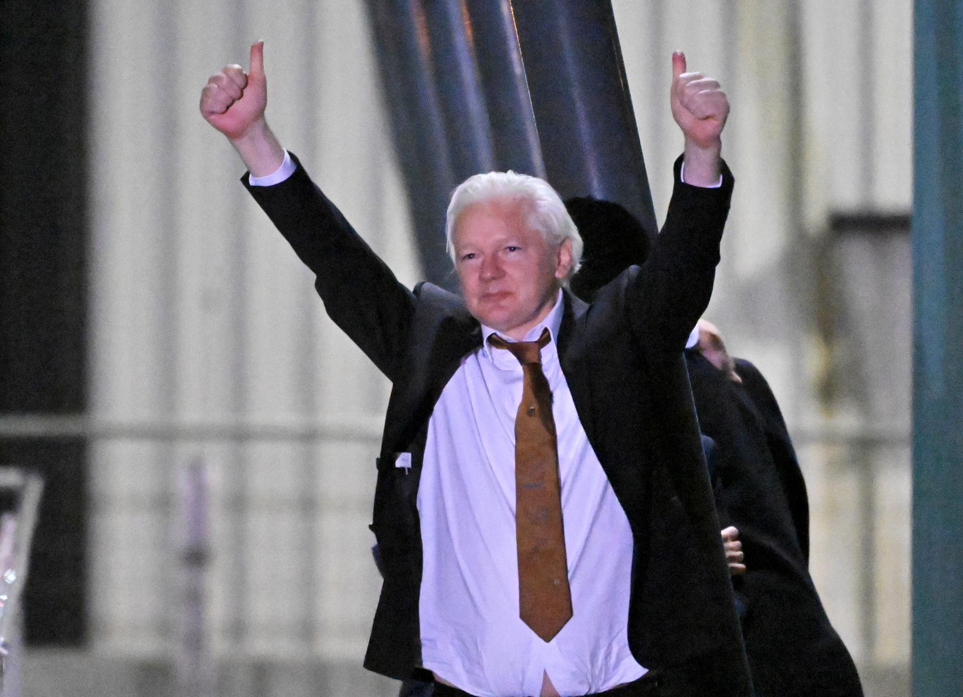 Julian Assange, ahir en arribar a Austràlia, ja com a home lliure (fotografia: Mick Tsikas).