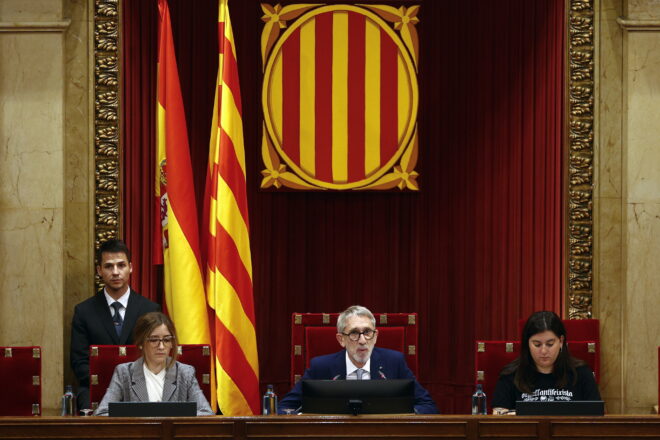 [VÍDEO] Agustí Colomines omet Forcadell i Torrent en la salutació inicial i irrita ERC