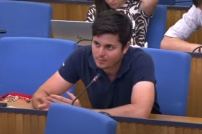 El Tribunal Superior de Justícia d’Andalusia precisa que l’ordre sobre l’ultra Vito Quiles és per a localitzar-lo i no per a detenir-lo