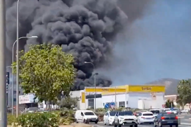 Un incendi prop de l’aeroport d’Eivissa deixa una gran columna visible de fum visible a tota l’illa