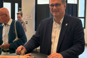 El batlle de Perpinyà, Louis Aliot, votant en les eleccions passades.