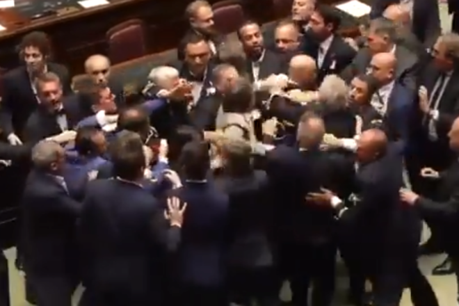 [VÍDEO] L’extrema dreta provoca una baralla multitudinària al parlament italià que acaba amb dos ferits