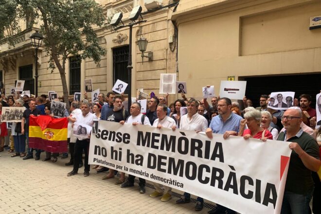Una concentració a la porta del parlament reivindica Aurora Picornell i demana la dimissió de Le Senne