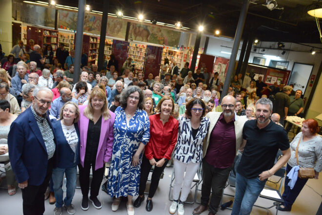 Centenars de persones celebren Estellés a València