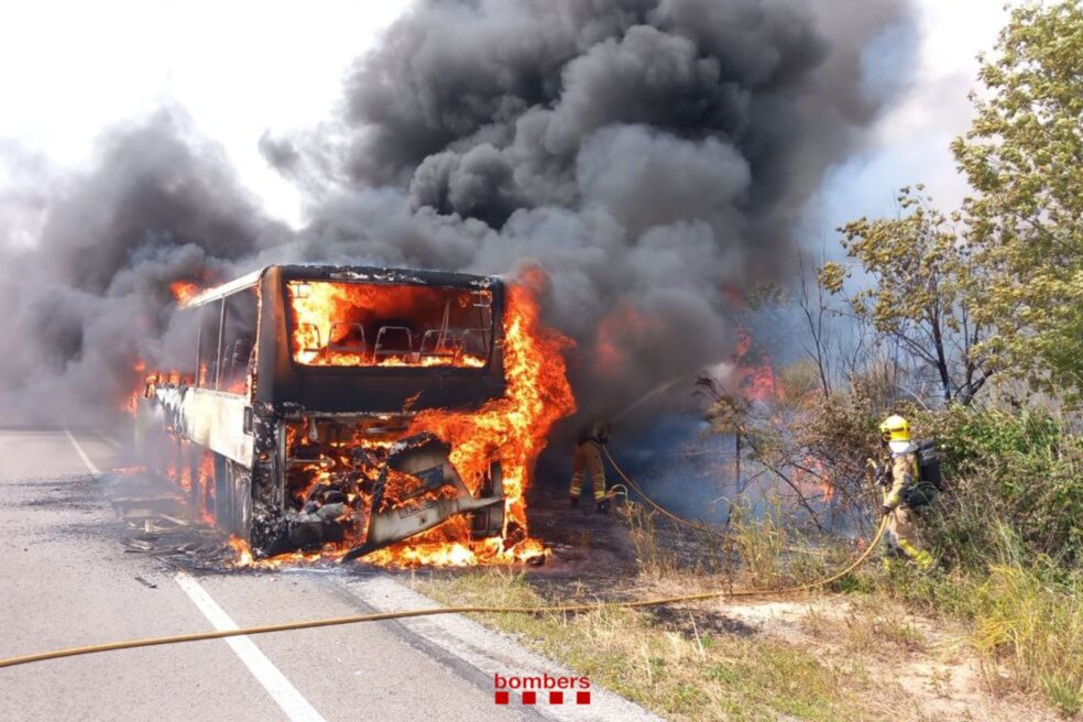 Autobús en flames