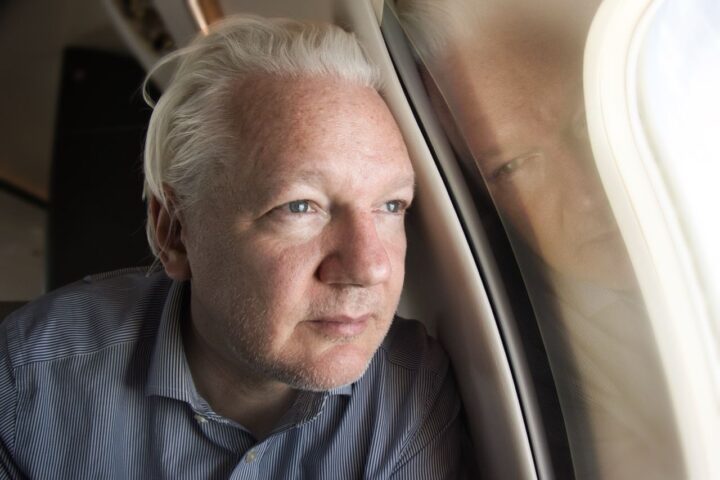 Julian Assange en l'avió que el porta a Saipan (Efe)