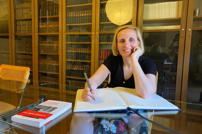 Mònica Batet guanya el Crexells amb ‘Una història és una pedra llançada al riu’ 