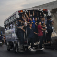 Els joves de Myanmar fugen amb pànic d’un exèrcit amb dificultats que en força el reclutament