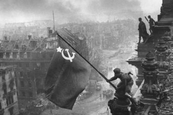 Fotografia icònica de l'exèrcit soviètic hissant la bandera a Berlín, damunt del Reichstag (fotografia: Yevgeny Khaldei/Adam Cuerden/Wikimedia Commons).