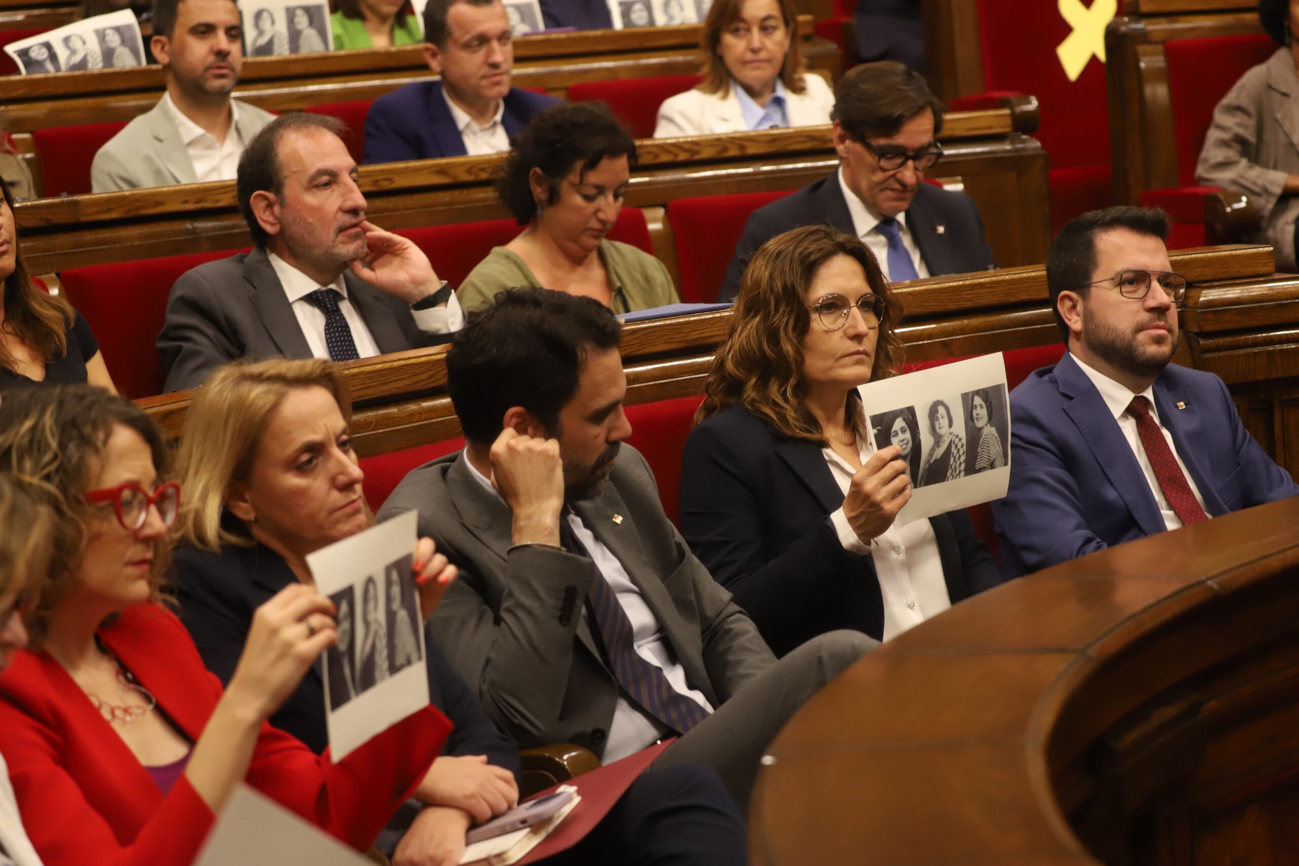 Pere Aragonès i consellers del govern en funcions, al ple del parlament amb què l'acte equivalent ha activat el rellotge electoral (Fotografia: Albert Salamé)