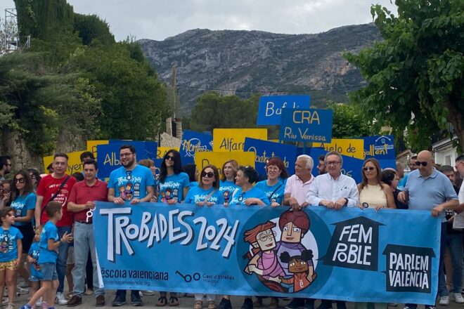 Escola Valenciana tanca a Otos les Trobades amb una defensa multitudinària de l’educació en català