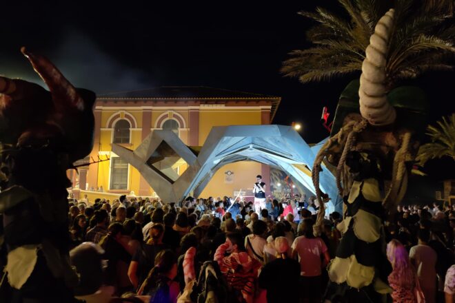 Una multitud rep a Vinaròs la Flama del Canigó, que l’ajuntament volia censurar