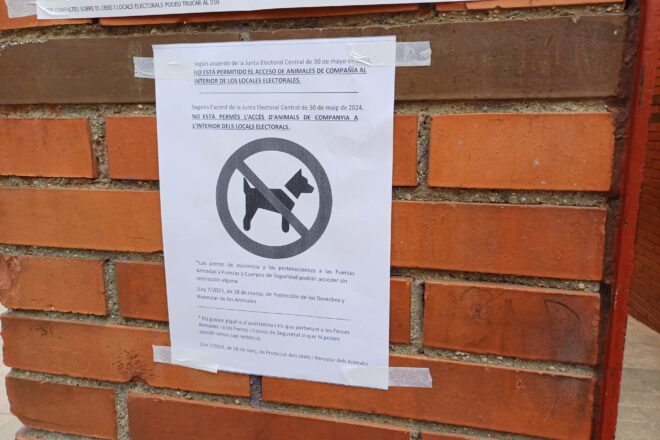 Polèmica per la prohibició dels animals de companyia als col·legis electorals