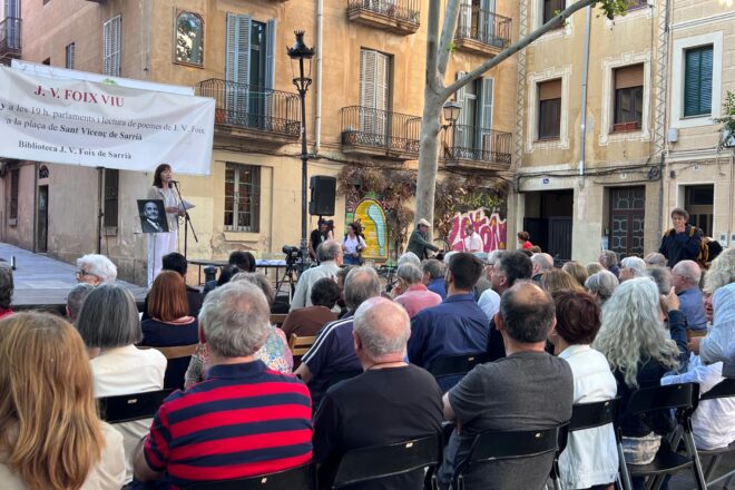 Veïns del barri de Sarrià de Barcelona fan un acte públic per a demanar que la biblioteca es digui J. V. Foix