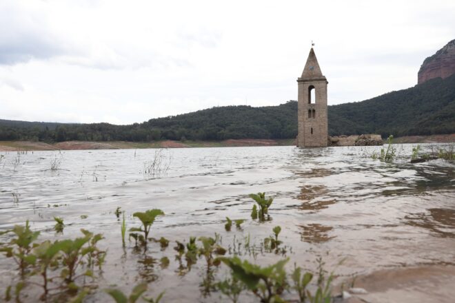 [FOTOGRAFIES] El pantà de Sau reviscola: és al 45% de la capacitat i l’aigua engoleix l’església
