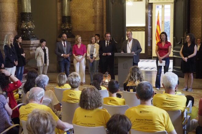 “Som el poble de la Flama del Canigó”: la flama arriba al Parlament de Catalunya
