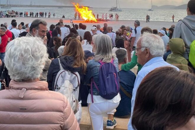 La Flama del Canigó escampa una nit de festa i foc a tot arreu dels Països Catalans i l’Alguer