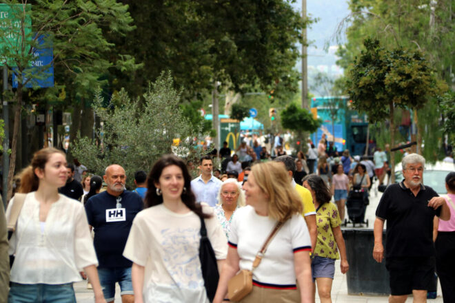 Òmnium reclama a l’Ajuntament de Barcelona mesures urgents per a aturar les discriminacions lingüístiques