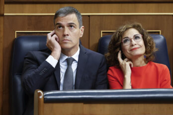 Pedro Sánchez i María Jesús Montero en una sessió de control al congrés espanyol (Fotografia: EFE/ Mariscal)