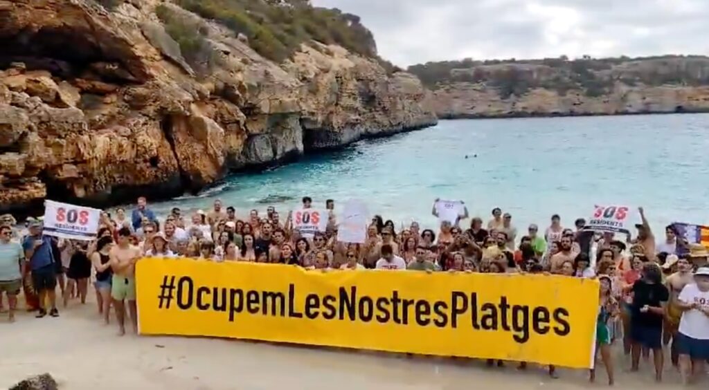 Majorcans occupy Calo del Moro to denounce overcrowding with tourists