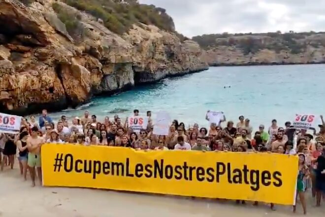 Centenars de mallorquins prenen es Caló del Moro per denunciar la massificació turística
