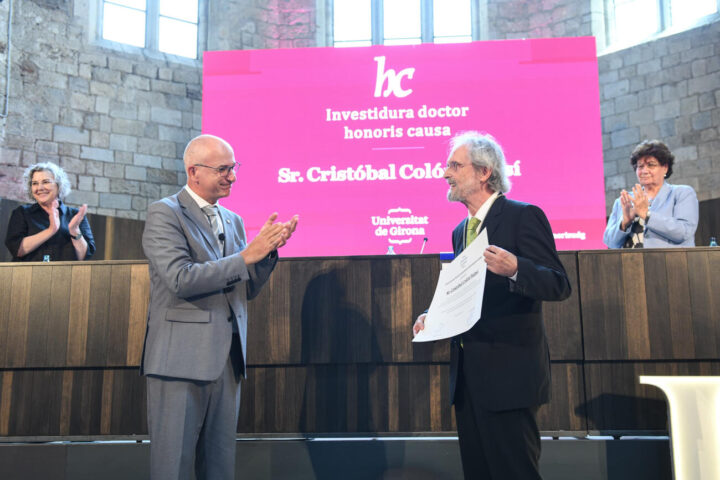 El fundador de la Fageda, Cristóbal Colón, rep el títol de doctor 'honoris causa' del rector de la UdG, Quim Salvi (fotografia: UdG).