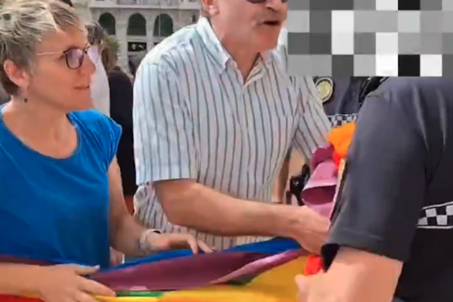 La policia retira a la força una bandera LGBTI que Compromís intentava penjar al balcó de l’Ajuntament de València