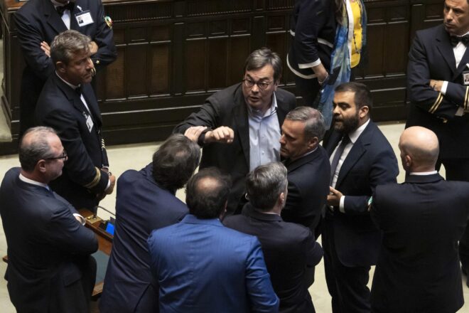 Suspenen onze diputats per la baralla multitudinària al parlament italià