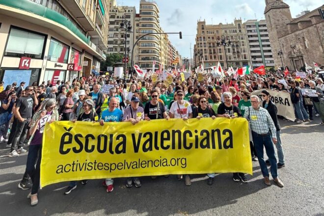 Escola Valenciana vol aturar cautelarment la certificació automàtica dels títols de llengua