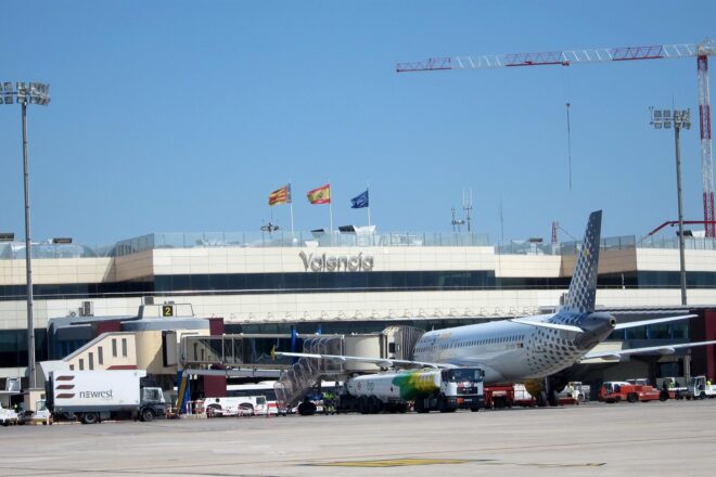 Quatre ferits lleus en desprendre’s un sostre fals a l’aeroport de València