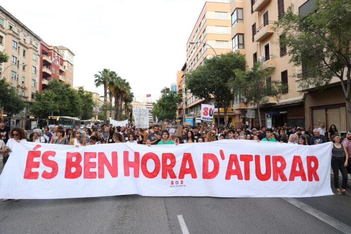 Manifestació contra la massificació turística i per l'habitatge digne a Palma (fotografia: Europa Press / Isaac Buj).