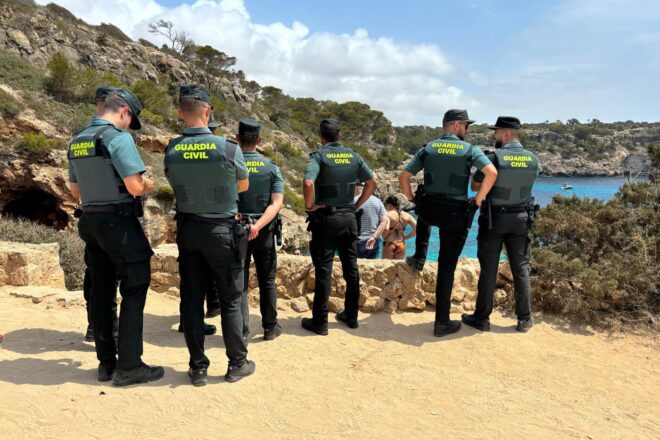 Mallorca Platja Tour denuncia una actitud intimidatòria de les forces de seguretat durant la protesta al Caló del Moro