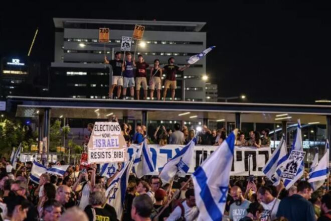 Desenes de milers d’israelians tornen a sortir als carrers contra Netanyahu