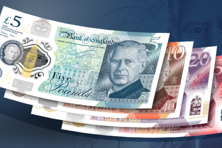 Detall dels nous bitllets amb el retrat del monarca, amb el bitllet de cinc lliures al capdavant (fotografia: Banc d'Anglaterra)