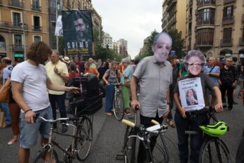 Manifestrants amb màscares de Francisco Camps i Rita Barberà, ahir a Barcelona (fotografia: Albert Salamé).