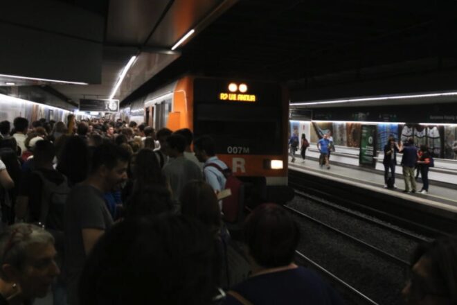 Col·lapse a l’estació del passeig de Gràcia de Barcelona, amb grans cues per a comprar bitlles