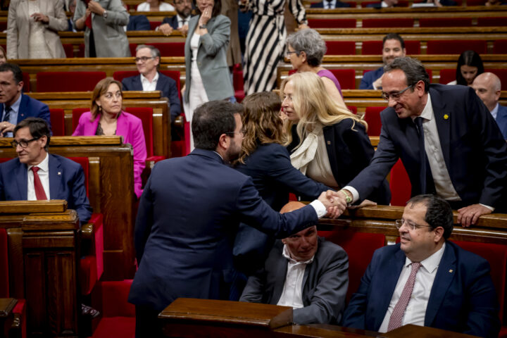 El president Pere Aragonès saluda el nou president del parlament (fotografia: Albert Salamé).