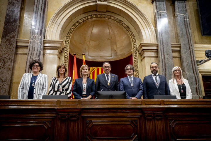 Els membres de la nova mesa del parlament (fotografia: Albert Salamé).