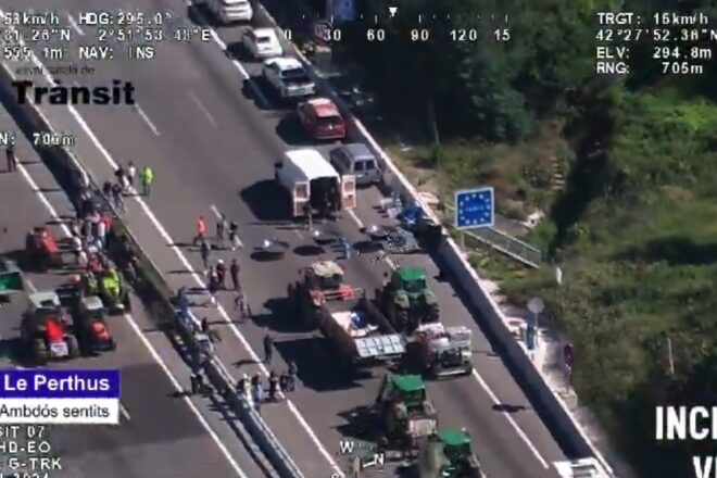 Afectacions per la protesta dels pagesos: la AP-7, el coll d’Ares i la Farga de Moles, tallats